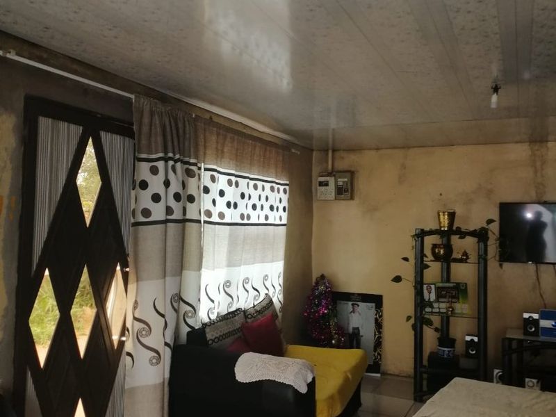 Discover the perfect blend of space, comfort, and potential in this charming corner family home! - Photo 7