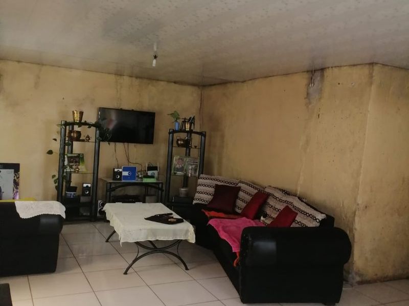 Discover the perfect blend of space, comfort, and potential in this charming corner family home! - Photo 6