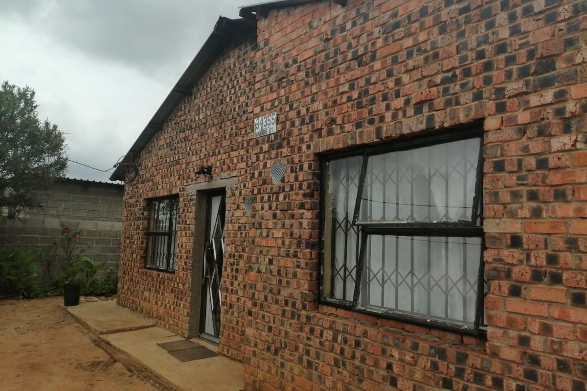 Discover the perfect blend of space, comfort, and potential in this charming corner family home! - Photo 3