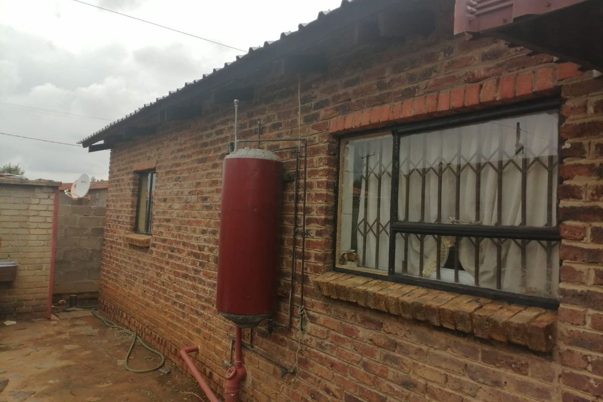 Discover the perfect blend of space, comfort, and potential in this charming corner family home! - Photo 5