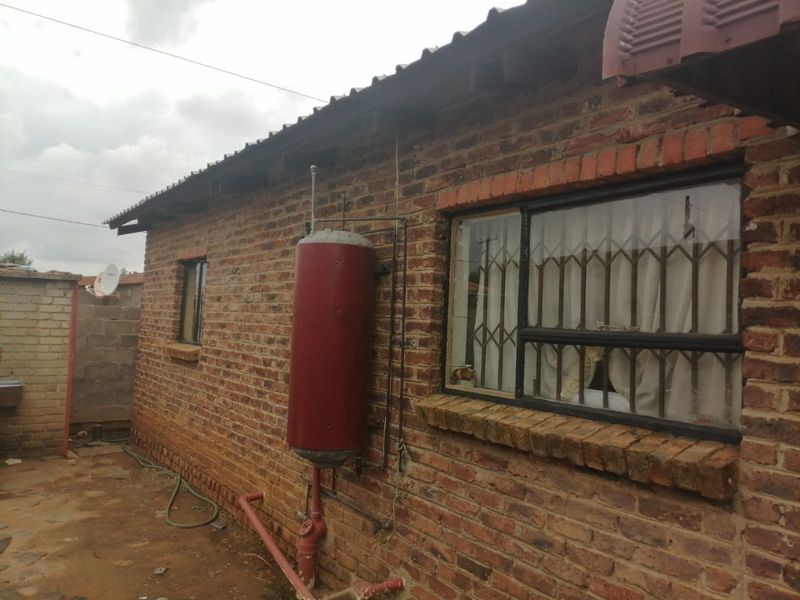 Discover the perfect blend of space, comfort, and potential in this charming corner family home! - Photo 5