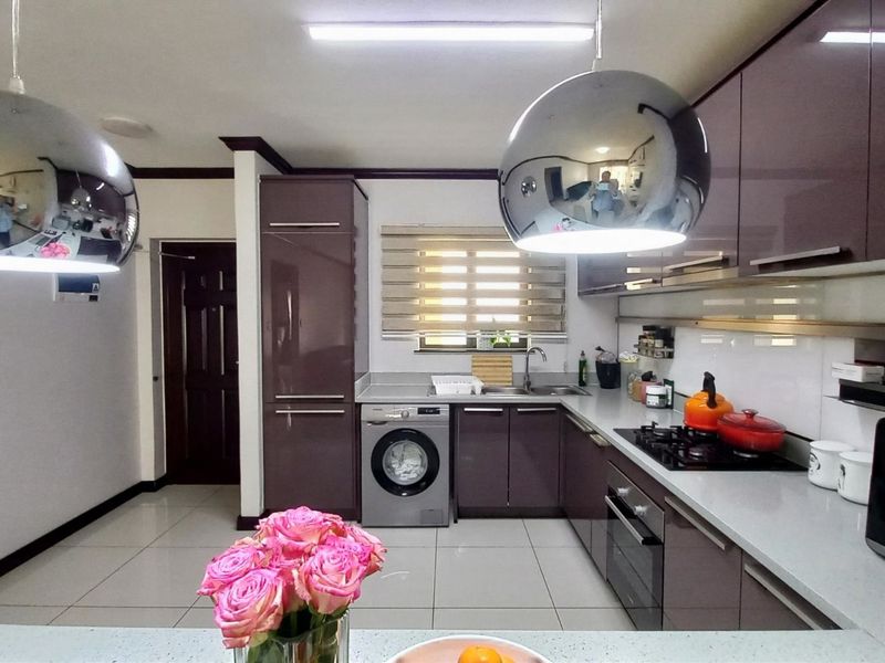 Stunnning Two-Bedroom Apartment In Walford Estate - Photo 4