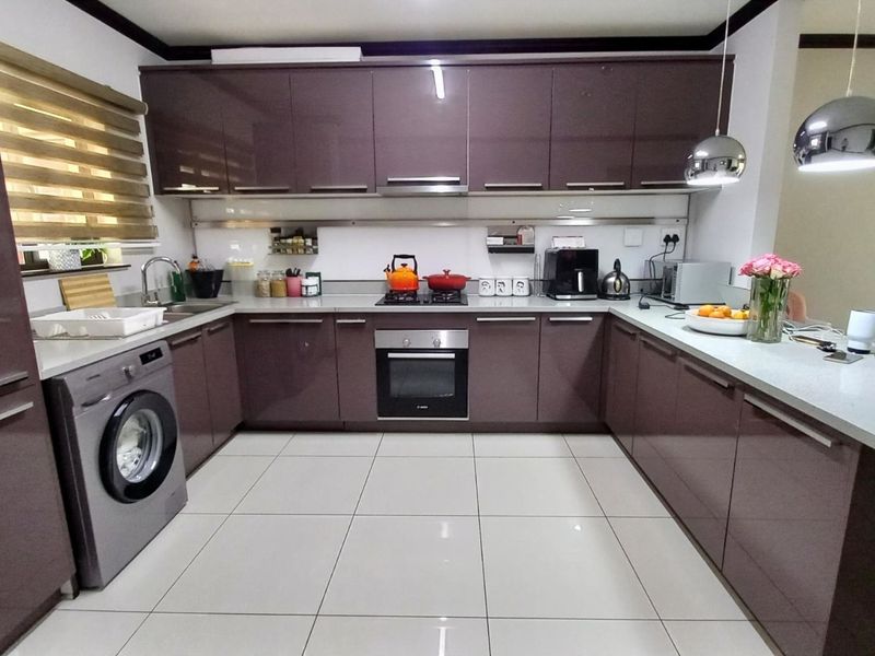 Stunnning Two-Bedroom Apartment In Walford Estate - Photo 3