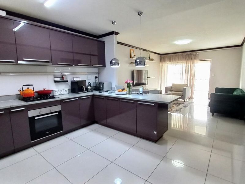 Stunnning Two-Bedroom Apartment In Walford Estate - Photo 5