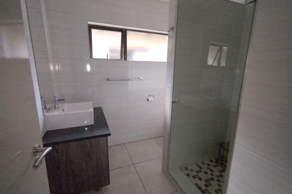 2 bed 2 bath. Free Standing To Let - Photo 4