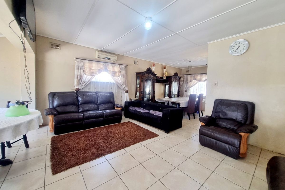 Spacious Family Home with Income-Generating Potential in a Peaceful Neighbourhood - Photo 4