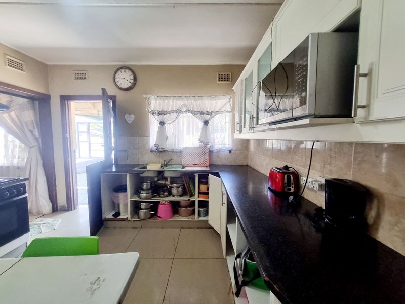 Spacious Family Home with Income-Generating Potential in a Peaceful Neighbourhood - Photo 10