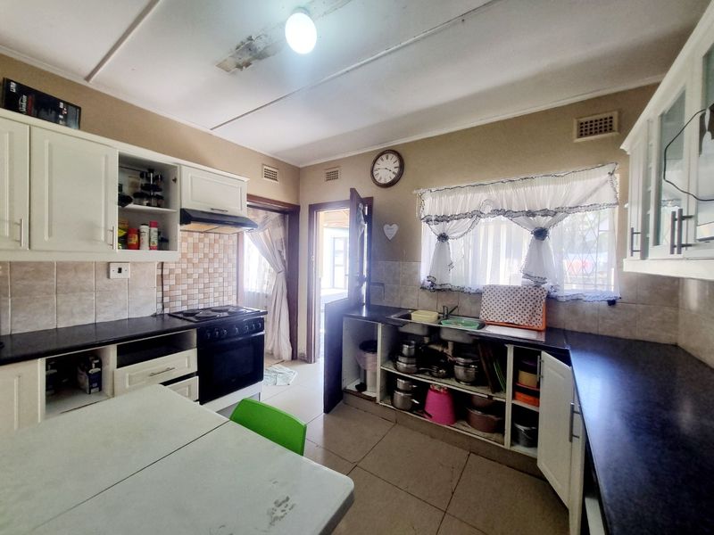 Spacious Family Home with Income-Generating Potential in a Peaceful Neighbourhood - Photo 9