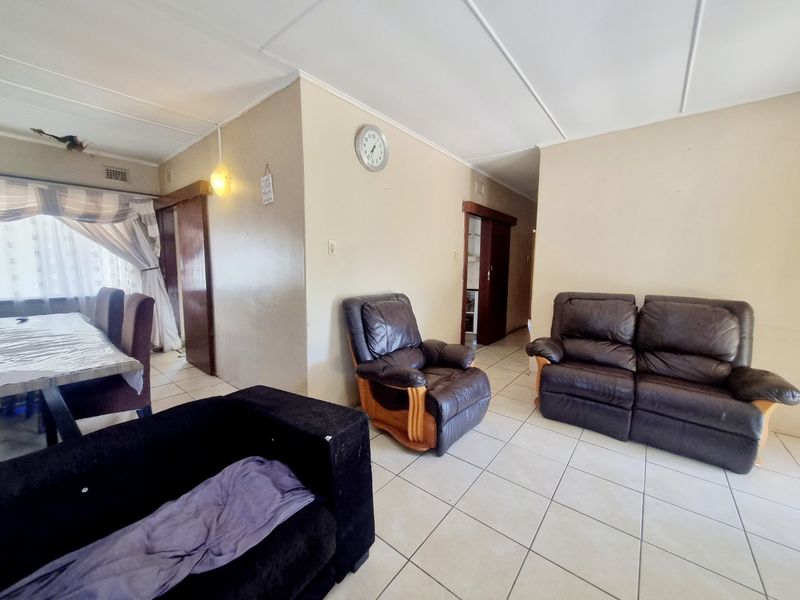 Spacious Family Home with Income-Generating Potential in a Peaceful Neighbourhood - Photo 7