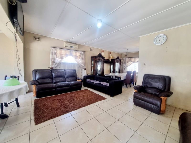 Spacious Family Home with Income-Generating Potential in a Peaceful Neighbourhood - Photo 4