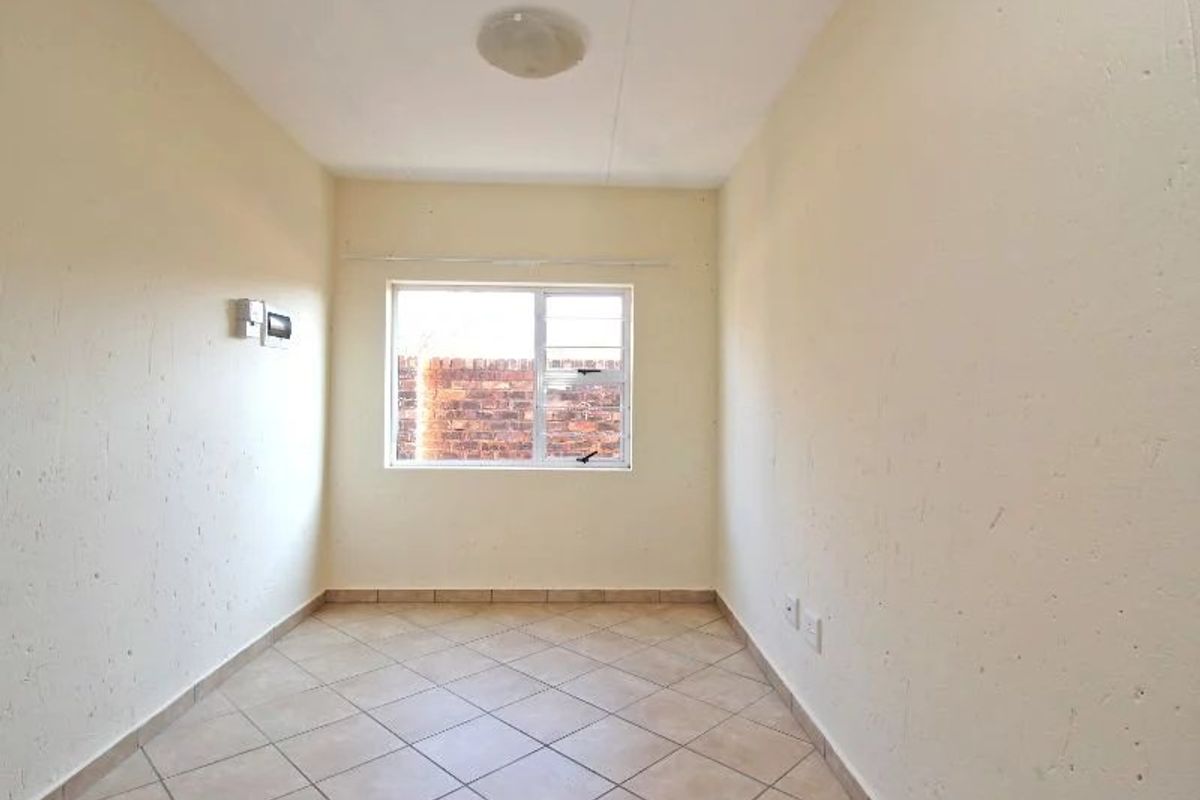 1-Bedroom Apartment in Kempton Park – Prime Location with Excellent Rental Potential - Photo 4