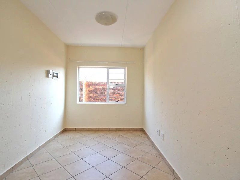 1-Bedroom Apartment in Kempton Park – Prime Location with Excellent Rental Potential - Photo 4