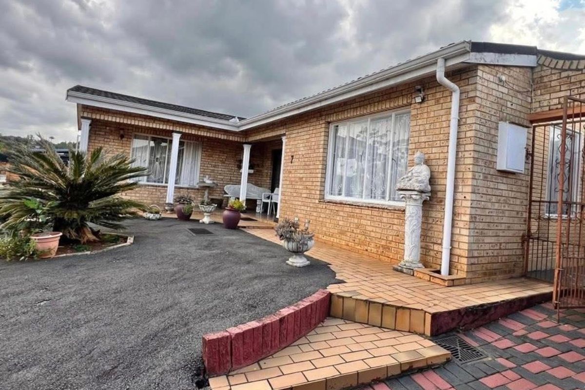 Versatile Family Home with Income Generating Flatlet.. A must See - Photo 4