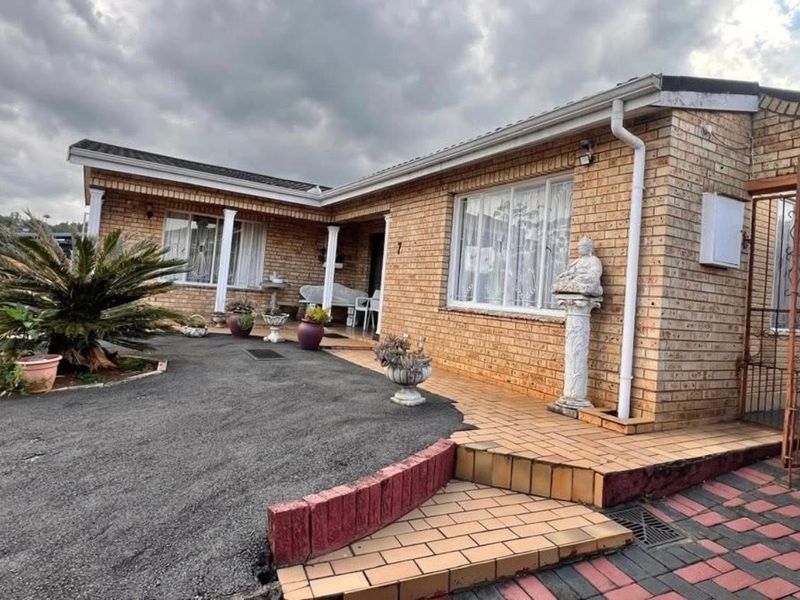 Versatile Family Home with Income Generating Flatlet.. A must See - Photo 4