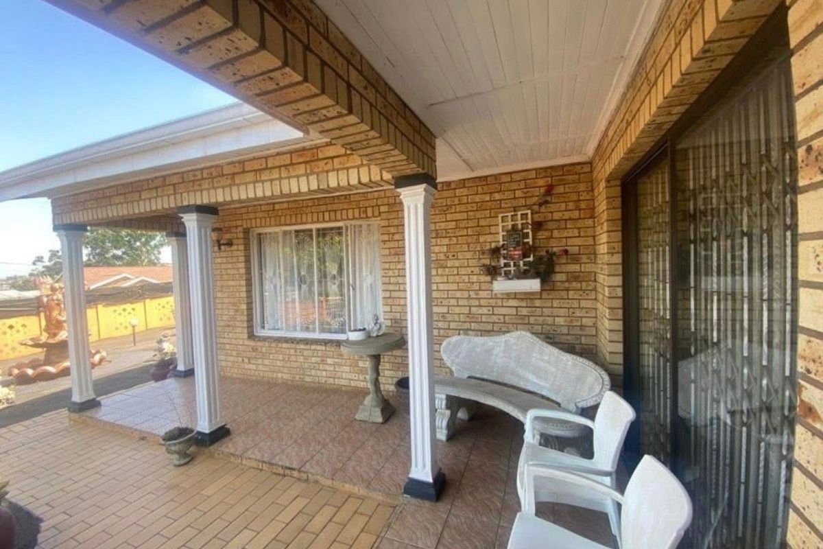 Versatile Family Home with Income Generating Flatlet.. A must See - Photo 5