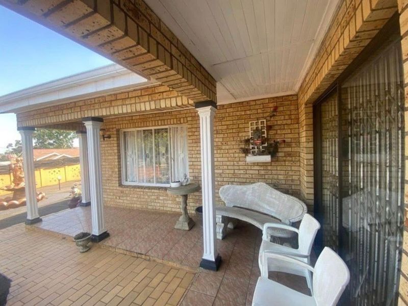 Versatile Family Home with Income Generating Flatlet.. A must See - Photo 5