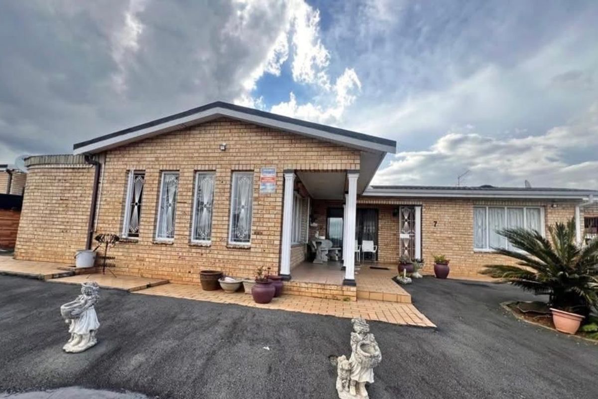 Versatile Family Home with Income Generating Flatlet.. A must See - Photo 3