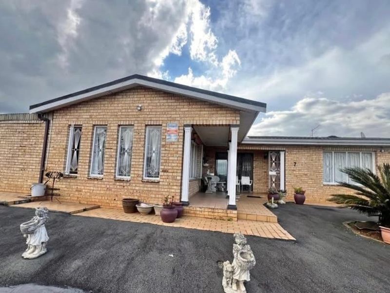 Versatile Family Home with Income Generating Flatlet.. A must See - Photo 3