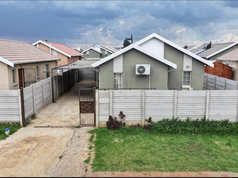 Spacious 3-bedroom 2 bath house available in Sky City - Photo 2