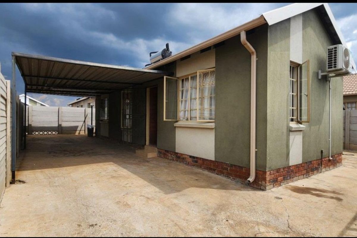 Spacious 3-bedroom 2 bath house available in Sky City - Photo 3