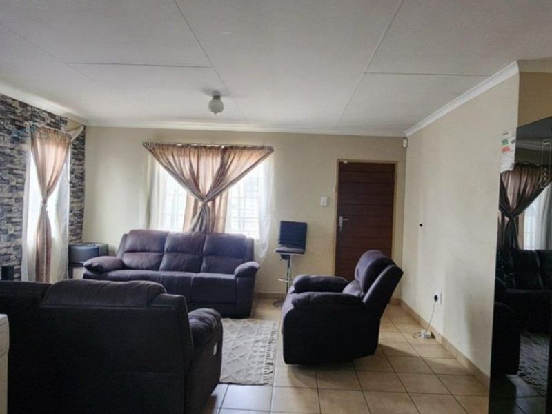 Spacious 3-bedroom 2 bath house available in Sky City - Photo 10