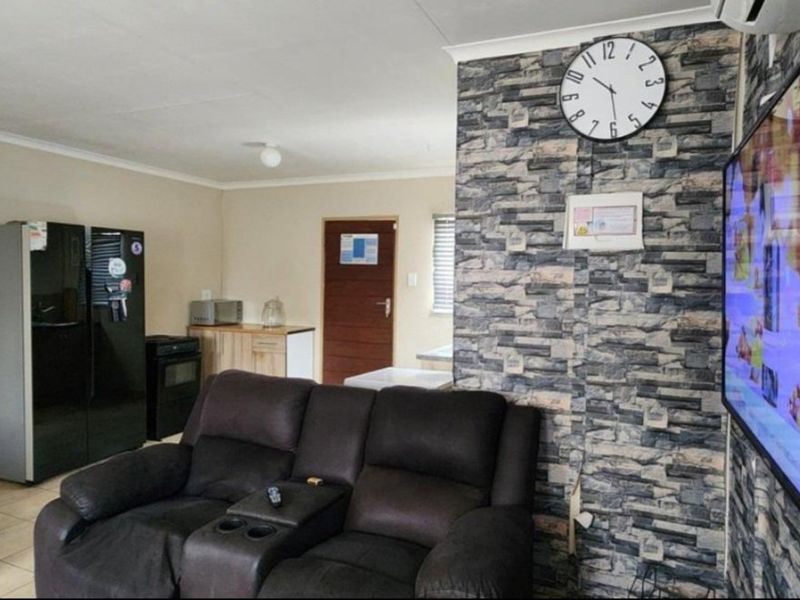 Spacious 3-bedroom 2 bath house available in Sky City - Photo 9