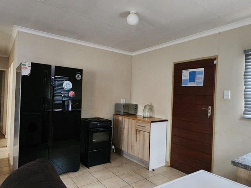 Spacious 3-bedroom 2 bath house available in Sky City - Photo 7