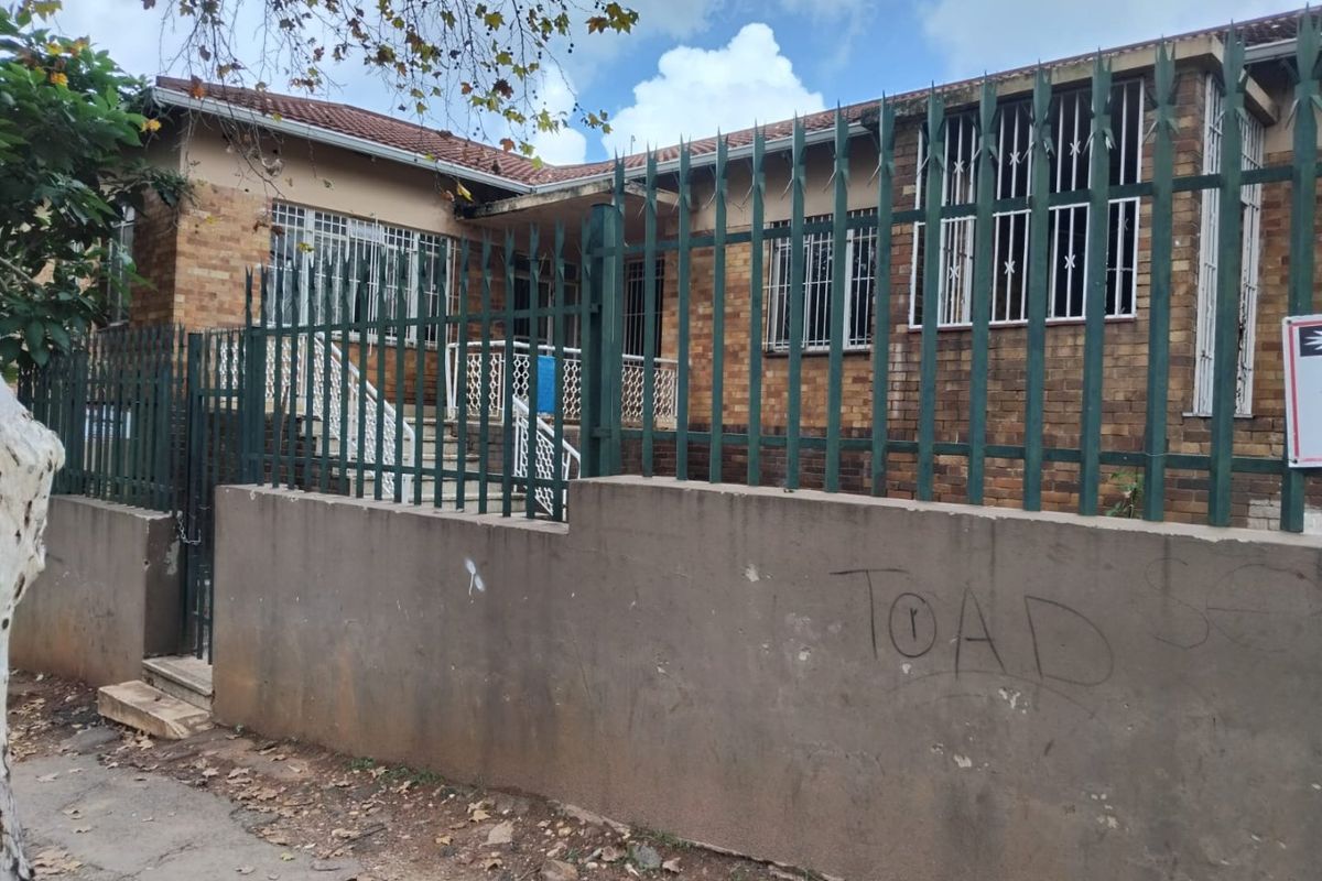 Unpolished Gem with Endless Potential – Renovator’s Dream! - Photo 5