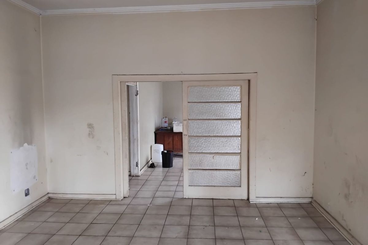 Unpolished Gem with Endless Potential – Renovator’s Dream! - Photo 4