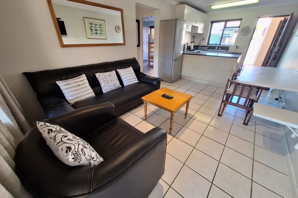 2 Bedroom ground floor unit just 5 min walk from the beach - Photo 4