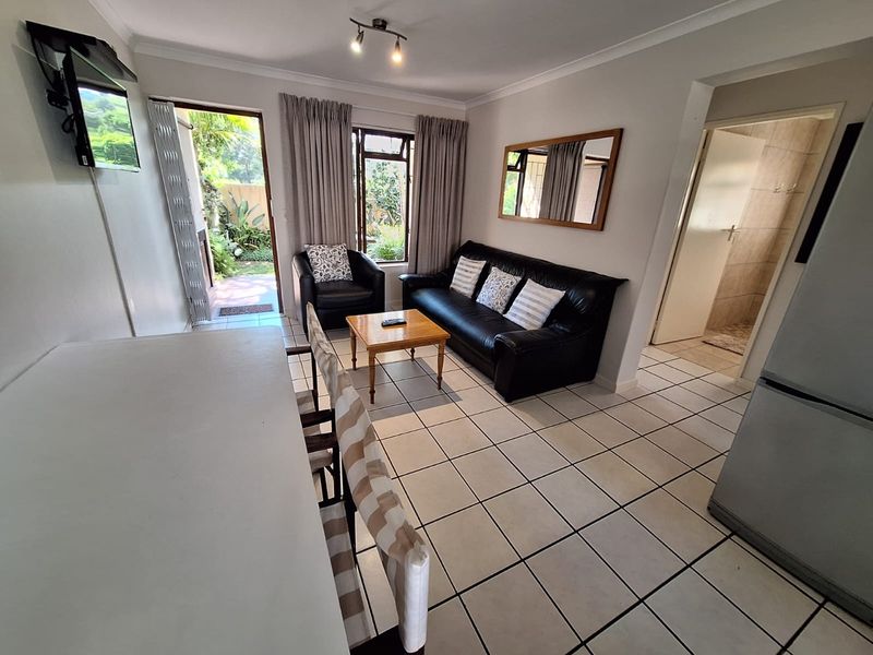 2 Bedroom ground floor unit just 5 min walk from the beach - Photo 3