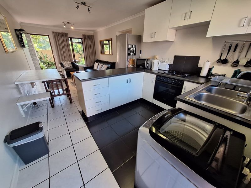 2 Bedroom ground floor unit just 5 min walk from the beach - Photo 1
