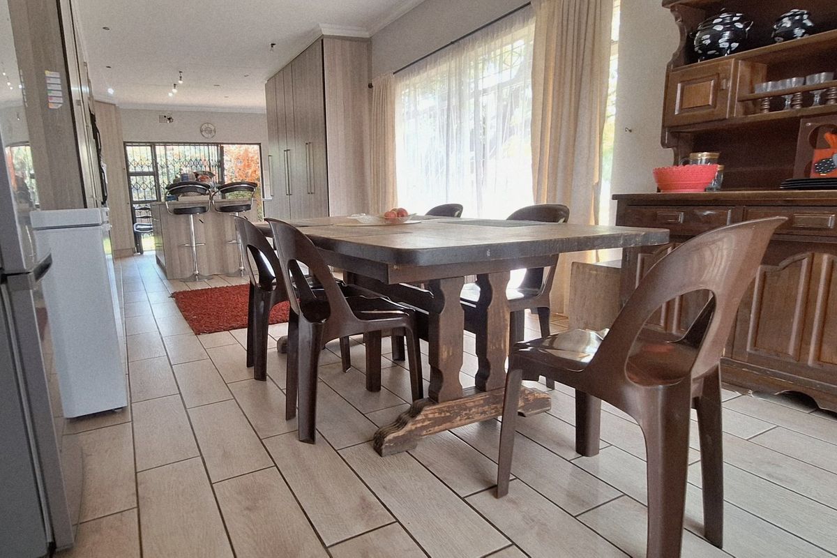 Spacious Family Home with Two Flatlets in Rothdene  - Photo 2