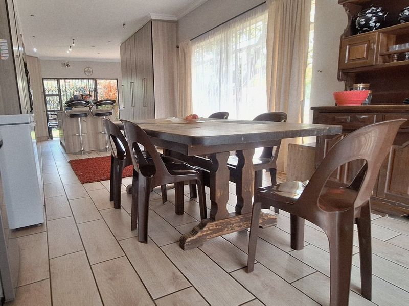 Spacious Family Home with Two Flatlets in Rothdene  - Photo 2