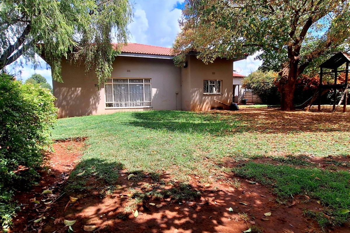 Spacious Family Home with Two Flatlets in Rothdene  - Photo 3