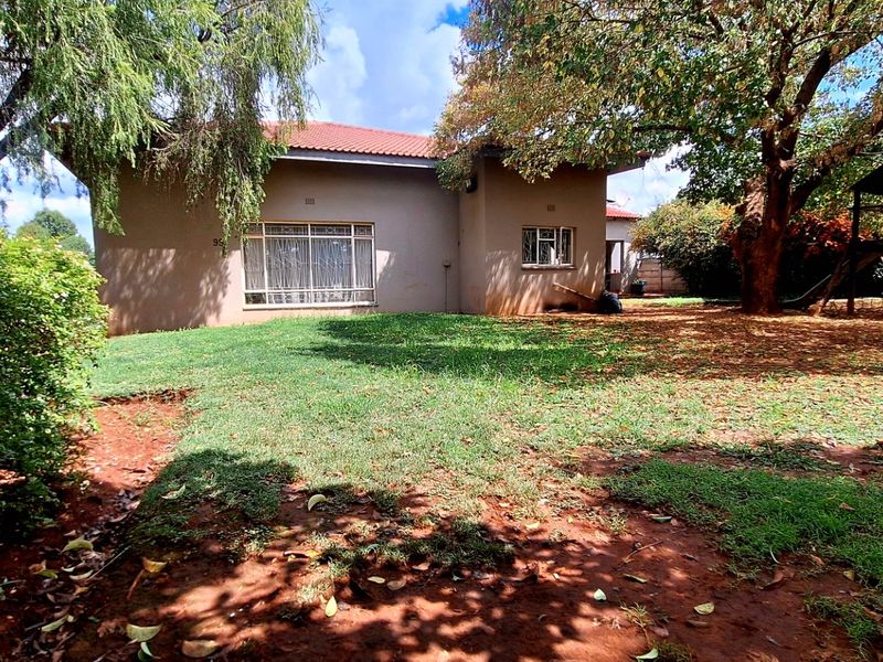 Spacious Family Home with Two Flatlets in Rothdene  - Photo 3