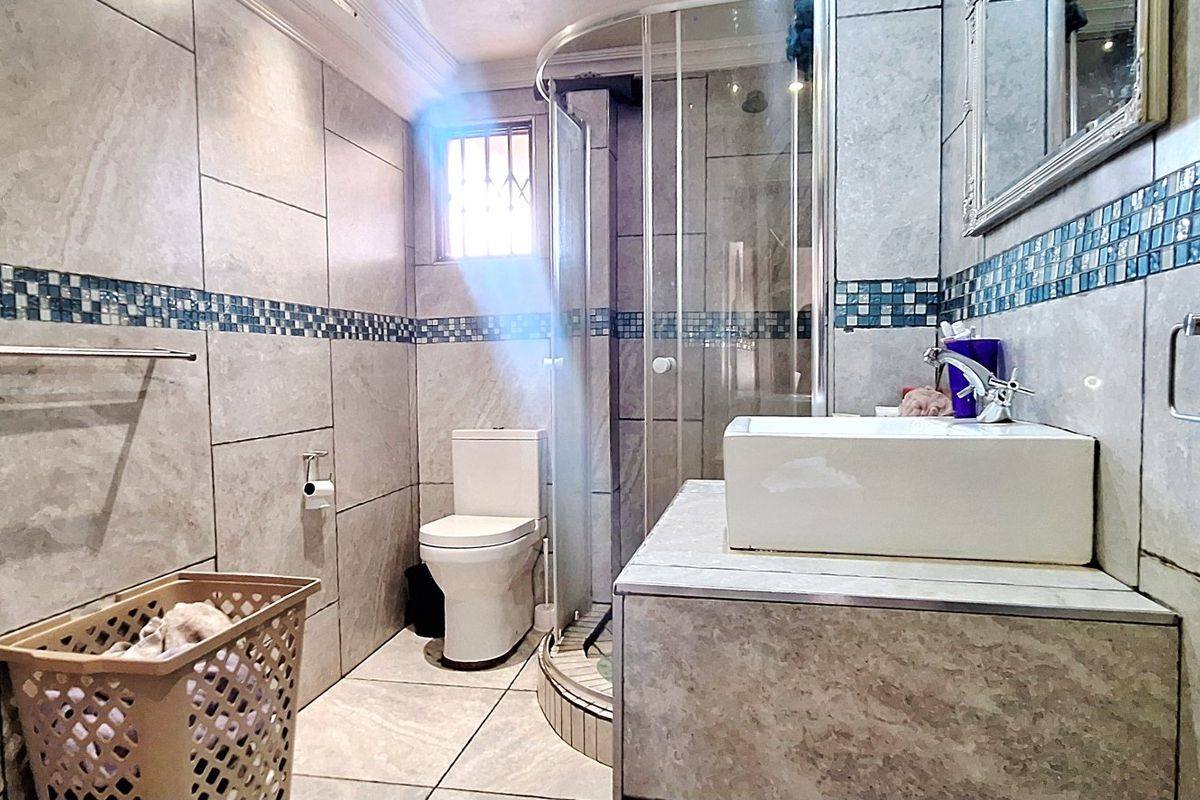 Spacious Family Home with Two Flatlets in Rothdene  - Photo 4