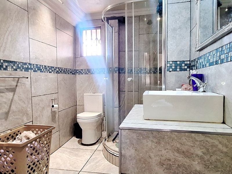 Spacious Family Home with Two Flatlets in Rothdene  - Photo 4