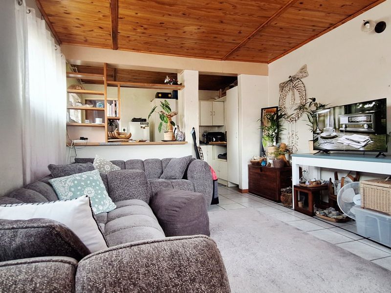 Spacious Family Home with Two Flatlets in Rothdene  - Photo 10