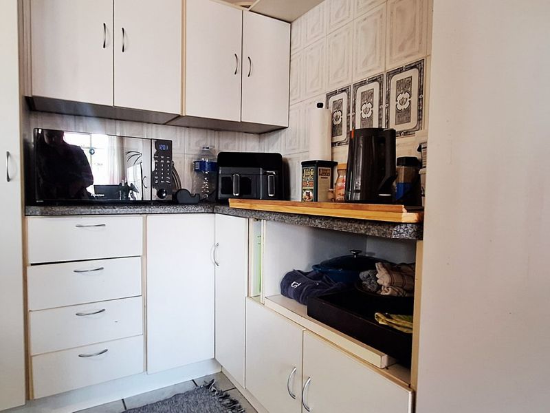 Spacious Family Home with Two Flatlets in Rothdene  - Photo 9