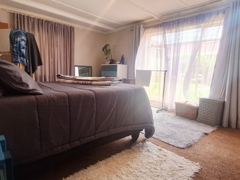 Spacious Family Home with Two Flatlets in Rothdene  - Photo 7