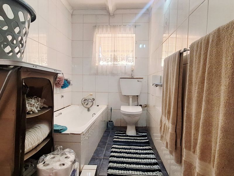 Spacious Family Home with Two Flatlets in Rothdene  - Photo 6