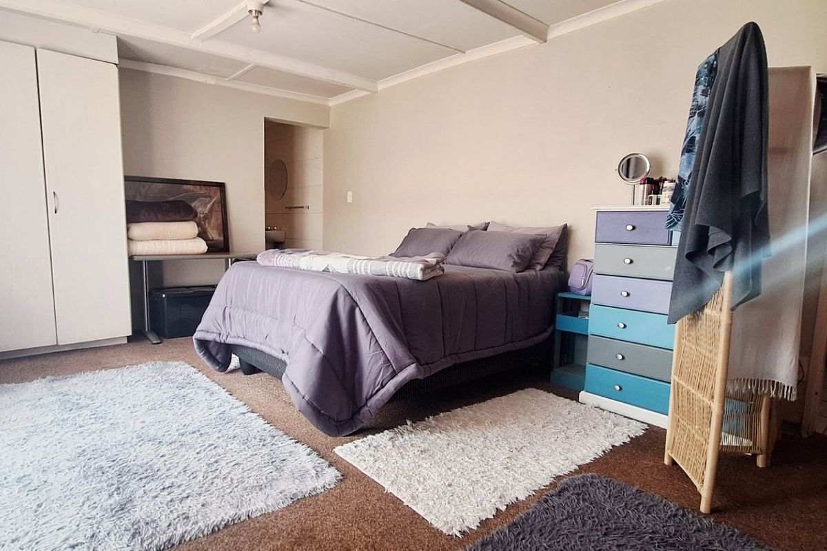 Spacious Family Home with Two Flatlets in Rothdene  - Photo 5