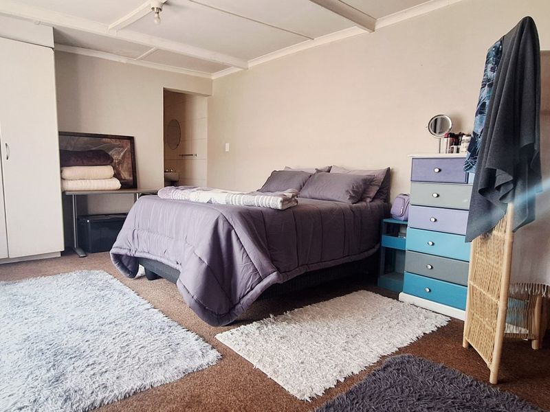 Spacious Family Home with Two Flatlets in Rothdene  - Photo 5