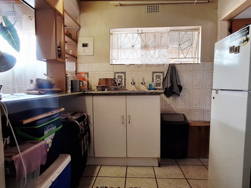 Spacious Family Home with Two Flatlets in Rothdene  - Photo 8