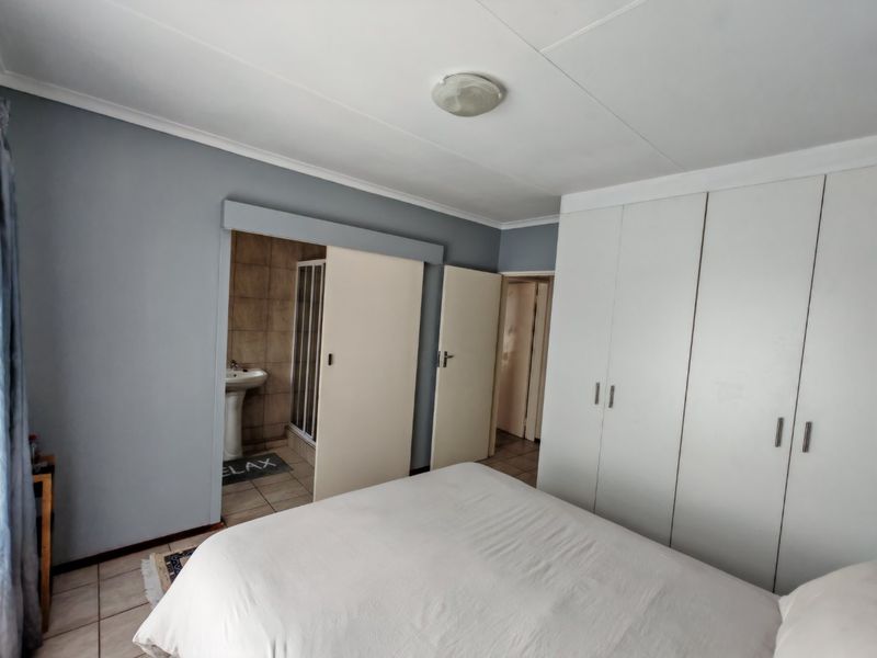 Stylish 3-Bedroom Modern Apartment with Enclosed Patio & Built-in Braai in Terenure - Photo 9