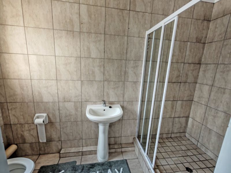 Stylish 3-Bedroom Modern Apartment with Enclosed Patio & Built-in Braai in Terenure - Photo 8