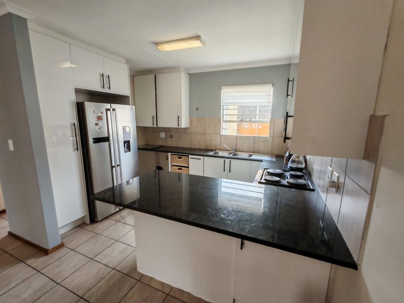 Stylish 3-Bedroom Modern Apartment with Enclosed Patio & Built-in Braai in Terenure - Photo 6