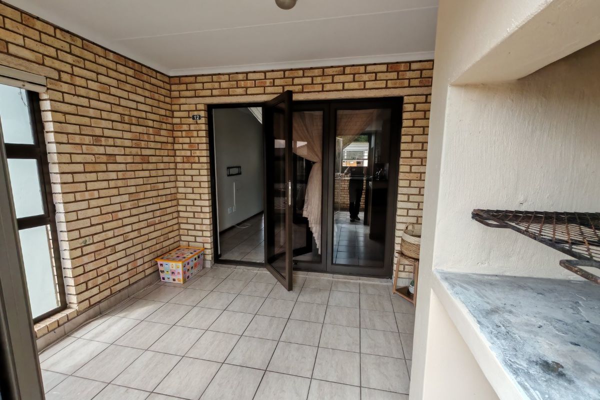 Stylish 3-Bedroom Modern Apartment with Enclosed Patio & Built-in Braai in Terenure - Photo 3