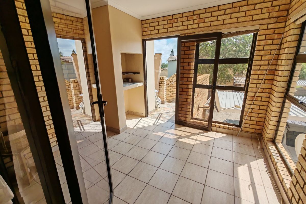 Stylish 3-Bedroom Modern Apartment with Enclosed Patio & Built-in Braai in Terenure - Photo 2